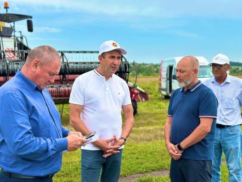 Глава района Камиль Назмиев наградил лидеров уборочной кампании