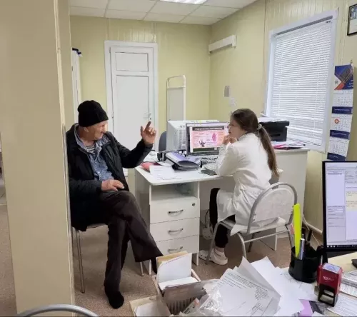 В районе фельдшер проводит личные встречи с жителями для профилактики алкогольной зависимости