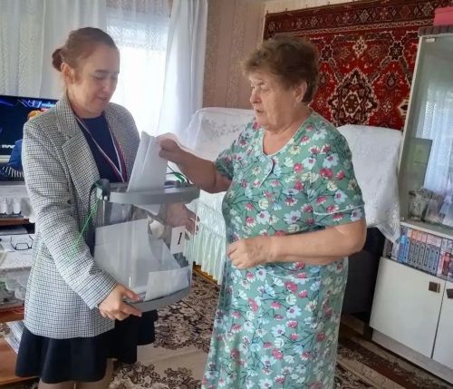 Теләнче-Тамакта социаль хезмәткәрләр өлкәннәргә өйдә тавыш бирүне оештырырга булышты