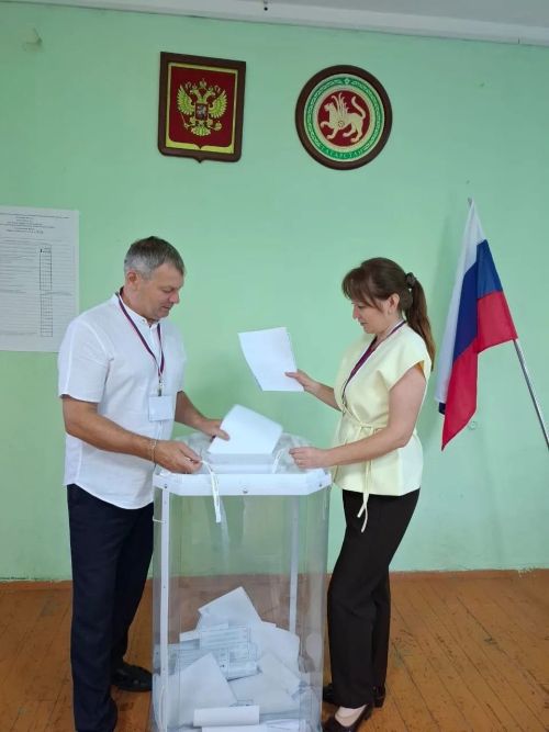 Бикләндә Мөдәфис хәзрәт белән Әнисә абыстай беренчеләрдән булып сайлауларда катнашты
