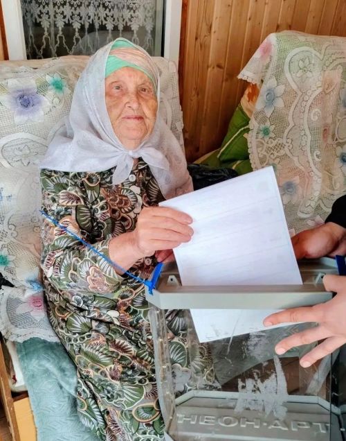 94-летний ветеран тыла Кифая Ахмедзянова проголосовала на дому