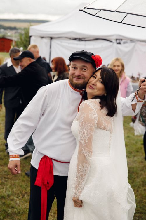 Печка и наличники своими руками — в селе Бурды прошла свадьба в деревенском стиле