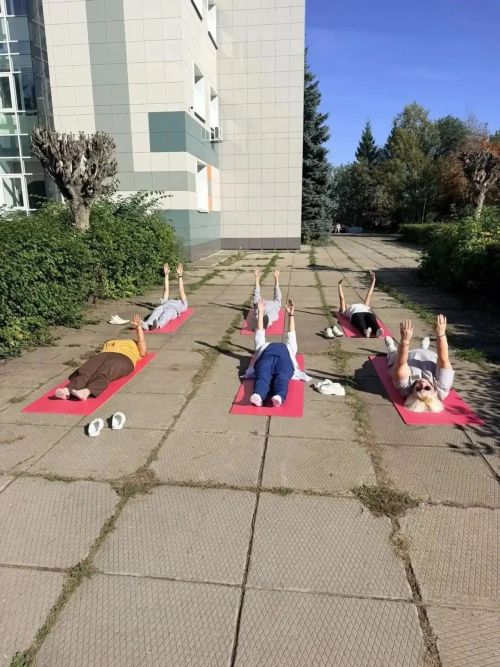 Сотрудники и пациенты Тукаевской ЦРБ начали день с зарядки на свежем воздухе