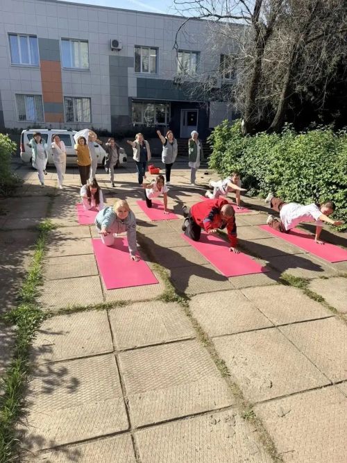 Сотрудники и пациенты Тукаевской ЦРБ начали день с зарядки на свежем воздухе