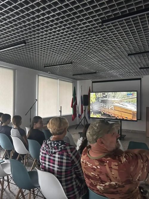 В Молодежном центре состоялся мастер-класс под гитару и фронтовые песни