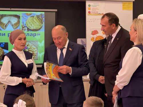 Марат Ахметов посетил обновленную школу в поселке Новый