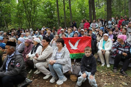 Урман эчендәге фронт сызыгы: район волонтерлары Мөслимдә чишмә ачу тантасында булып кайтты