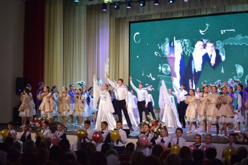В доме культуры посёлка Новый прошёл праздник, приуроченный ко Дню учителя