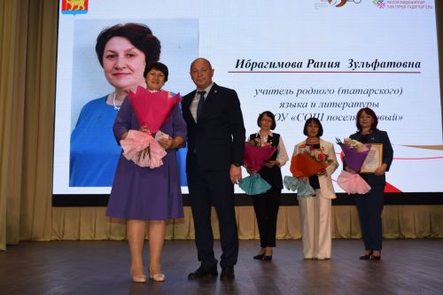 В доме культуры посёлка Новый прошёл праздник, приуроченный ко Дню учителя