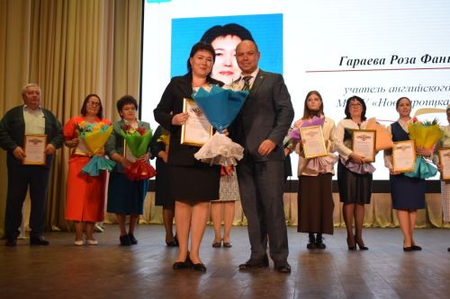 В доме культуры посёлка Новый прошёл праздник, приуроченный ко Дню учителя