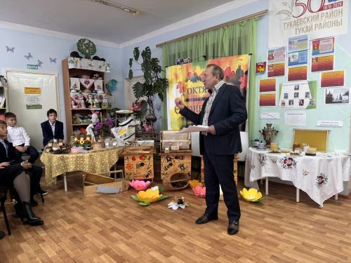 Калмия авылы китапханәсендә Бал бәйрәме