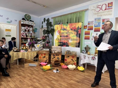 Калмия авылы китапханәсендә Бал бәйрәме