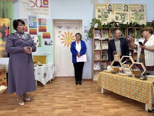 Калмия авылы китапханәсендә Бал бәйрәме