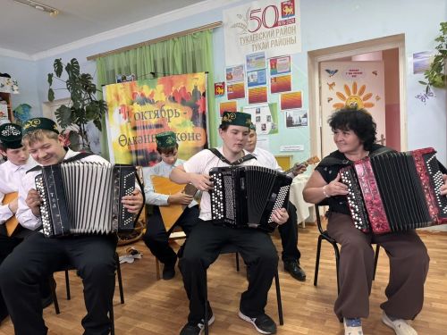 Калмия авылы китапханәсендә Бал бәйрәме
