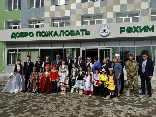 Марат Ахметов в рамках рабочей поездки оценил обновленную школу в поселке Новый и познакомился с историей учебного заведения