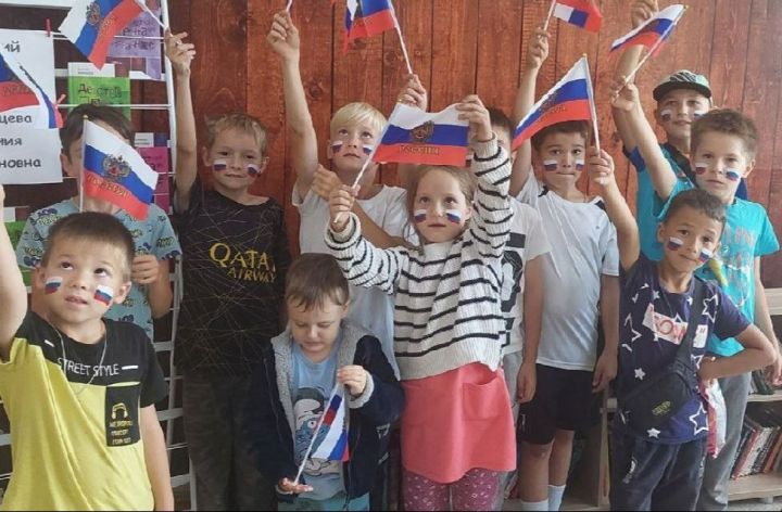 В​ Бурдинской сельской библиотеке прошёл​ на мастер-класс по созданию флага Российской Федерации в виде крыльев
