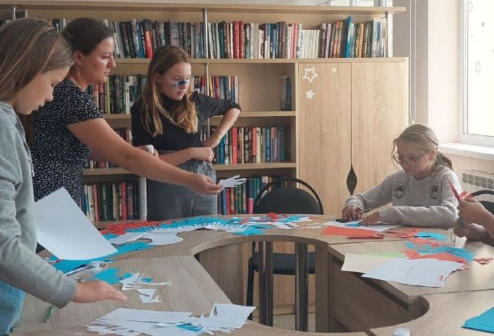 В​ Бурдинской сельской библиотеке прошёл​ на мастер-класс по созданию флага Российской Федерации в виде крыльев