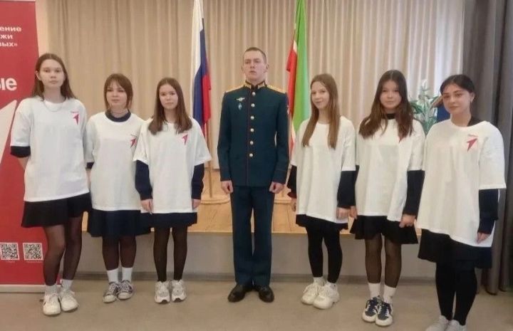 Теләнче Тамак мәктәбендә офицер-танкист белән очрашу үтте