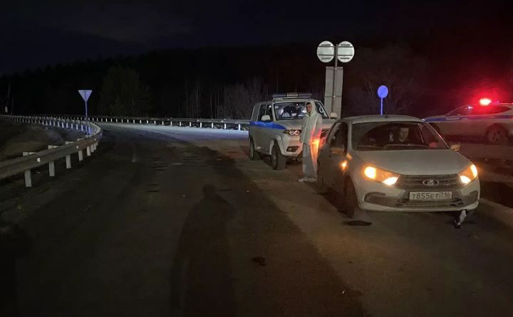 В Тукаевском районе автомобиль совершил наезд на лежащего на дороге человека