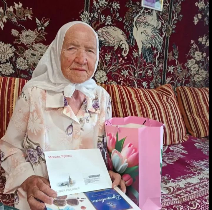 В деревне Азьмушкино поздравили 96-летнего ветерана тыла