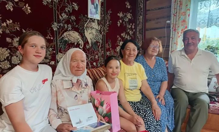 В деревне Азьмушкино поздравили 96-летнего ветерана тыла