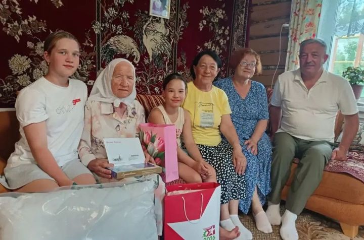 В деревне Азьмушкино поздравили 96-летнего ветерана тыла