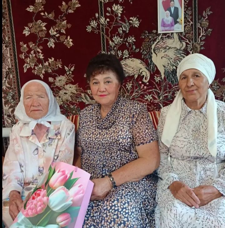 В деревне Азьмушкино поздравили 96-летнего ветерана тыла