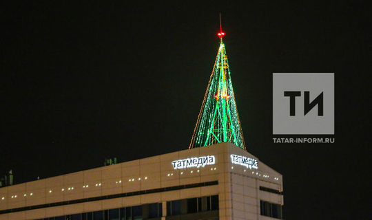 Самую высотную елку Европы установили на здании «Татмедиа» в Казани
