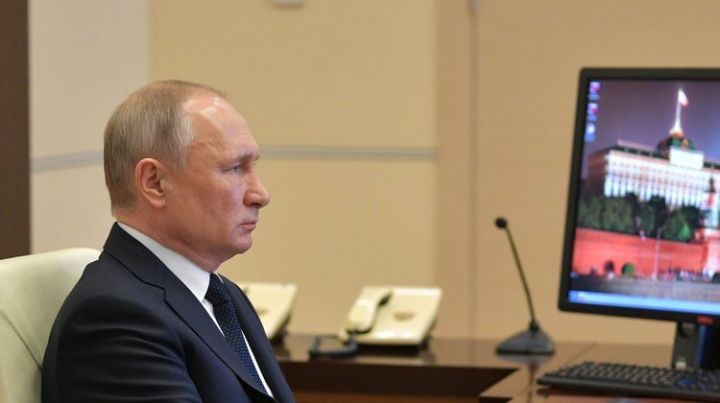 Путин: Для большинства находиться в четырех стенах муторно и тошно, но выбора нет