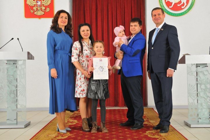 Челнинским семьям вручили материнский капитал