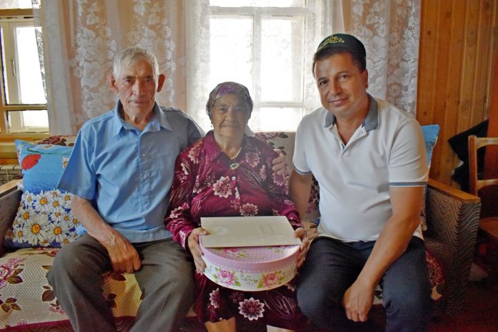 «Вместе и навсегда» адресное поздравление супружеской пары, проживших в браке 60 лет 