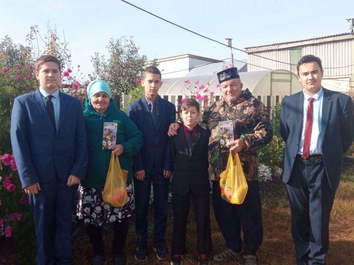 Семекеевской школе ученики в рамках акции «Спасибо учителю» поздравили ветеранов с Днём учителя