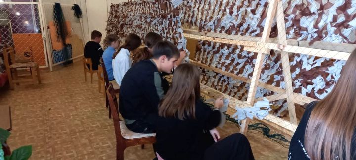 Школьники плетут маскировочные сети для участников СВО