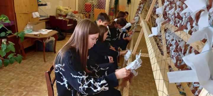 Школьники плетут маскировочные сети для участников СВО