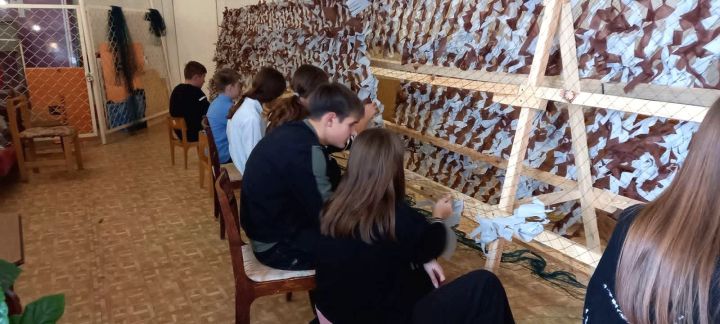 Школьники плетут маскировочные сети для участников СВО
