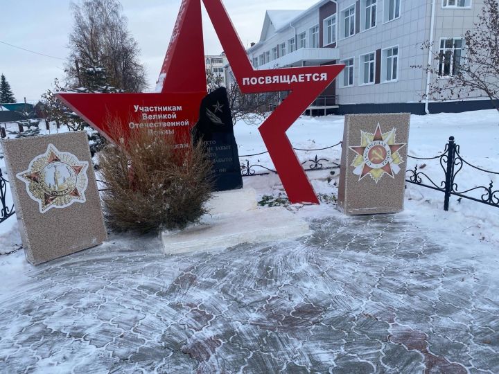 Учащиеся школы Круглое Поле расчистили подход к памятнику ВОВ и близлежащую территорию