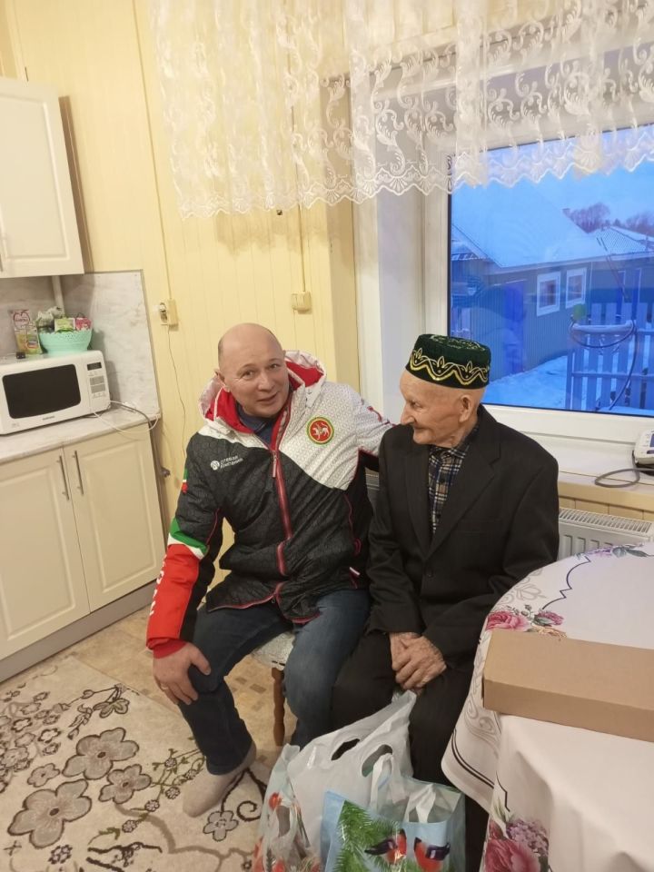 Фаил Камаев поздравил ветерана ВОВ с наступающим новым годом