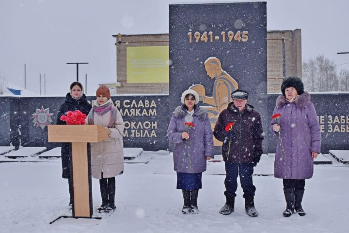 Празднование дня памяти неизвестного солдата у памятника «Никто не забыт, ничто не забыто» в Князевском сельском поселении