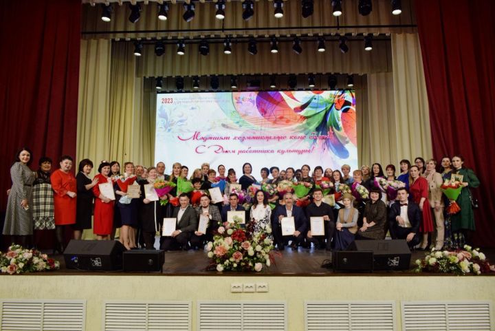 Сегодня в Доме культуры посёлка Новый прошёл праздничный концерт ко Дню работника культуры с участием артистов района