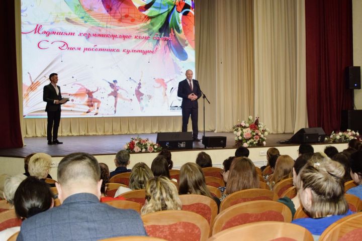 Сегодня в Доме культуры посёлка Новый прошёл праздничный концерт ко Дню работника культуры с участием артистов района