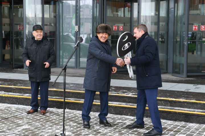 Рустам Минниханов вручил автомобили работникам районных управлений сельского хозяйства и продовольствия