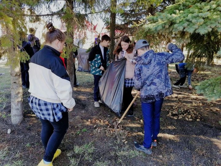 Вчера в МБОУ «Бетькинская СОШ» старшеклассники провели уборку на территории памятника