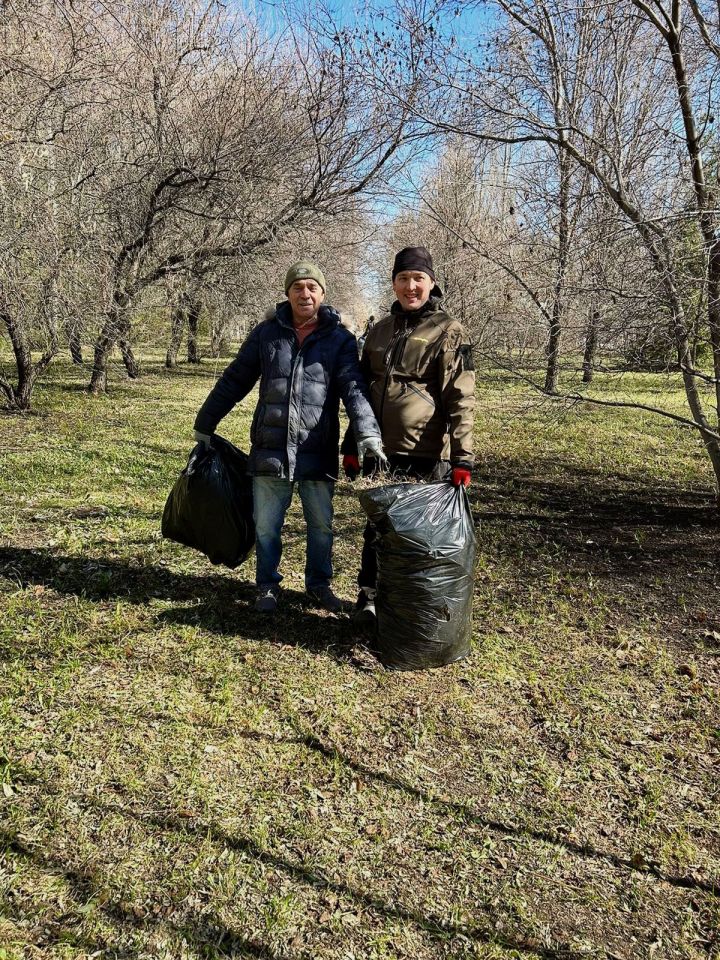 Сегодня  на субботник по очистке прилегающей к зданию территории вышли активные участники экологических мероприятий -  коллектив «Тукаевской ЦРБ»