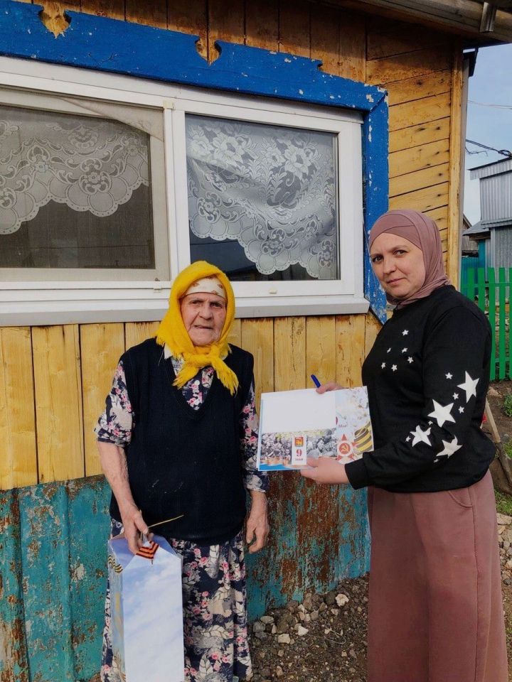 Казакларском сельском поселении поадресно поздравили ветеранов ВОВ в преддверии праздника и вручили подарки