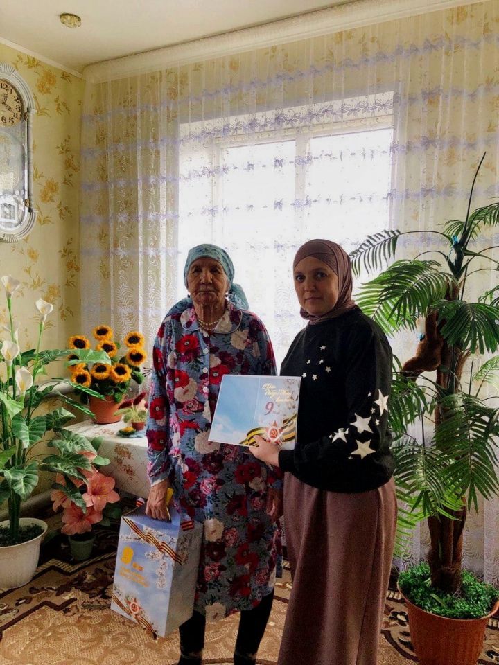 Казакларском сельском поселении поадресно поздравили ветеранов ВОВ в преддверии праздника и вручили подарки