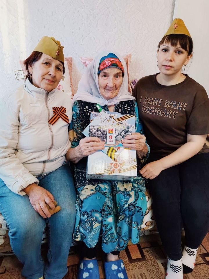 В преддверии Дня Победы поздравили и вручили подарки труженикам тыла Азьмушкинского сельского поселения