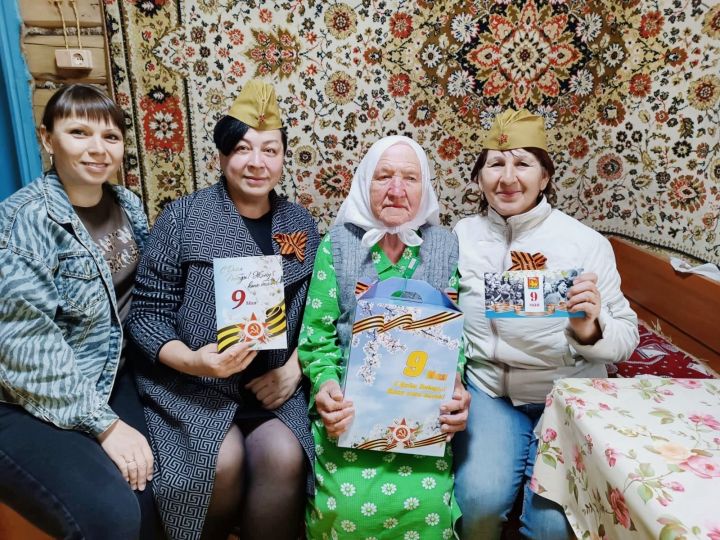 В преддверии Дня Победы поздравили и вручили подарки труженикам тыла Азьмушкинского сельского поселения