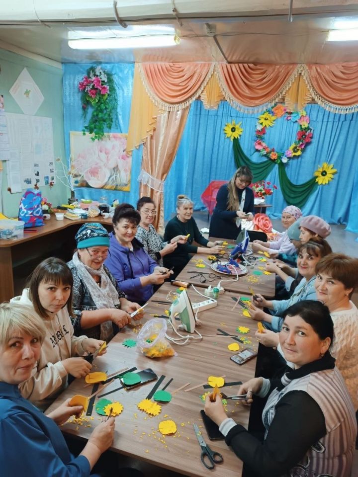 В Новосарайлинском сельском клубе прошёл мастер-класс «Цветы из фоамирана»