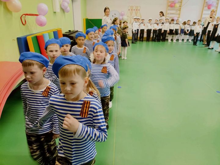 В «Ромашке» – смотр строя и песни