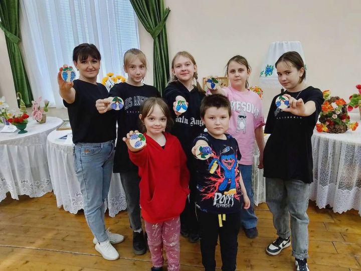 Круглое Поледагы «Яшьлек» күп функцияле үзәгендә «Сирень чәчәге» дип аталган рәсем ясау буенча мастер-класс узды